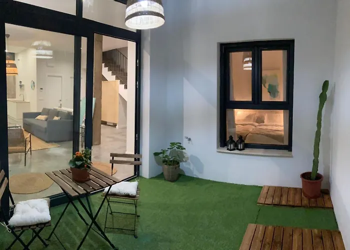 Acogedor Apartamento En Semisotano Con Patio Y Cerca De La Plaza De Espana