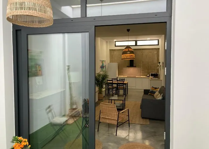Acogedor Apartamento En Semisotano Con Patio Y Cerca De La Plaza De Espana